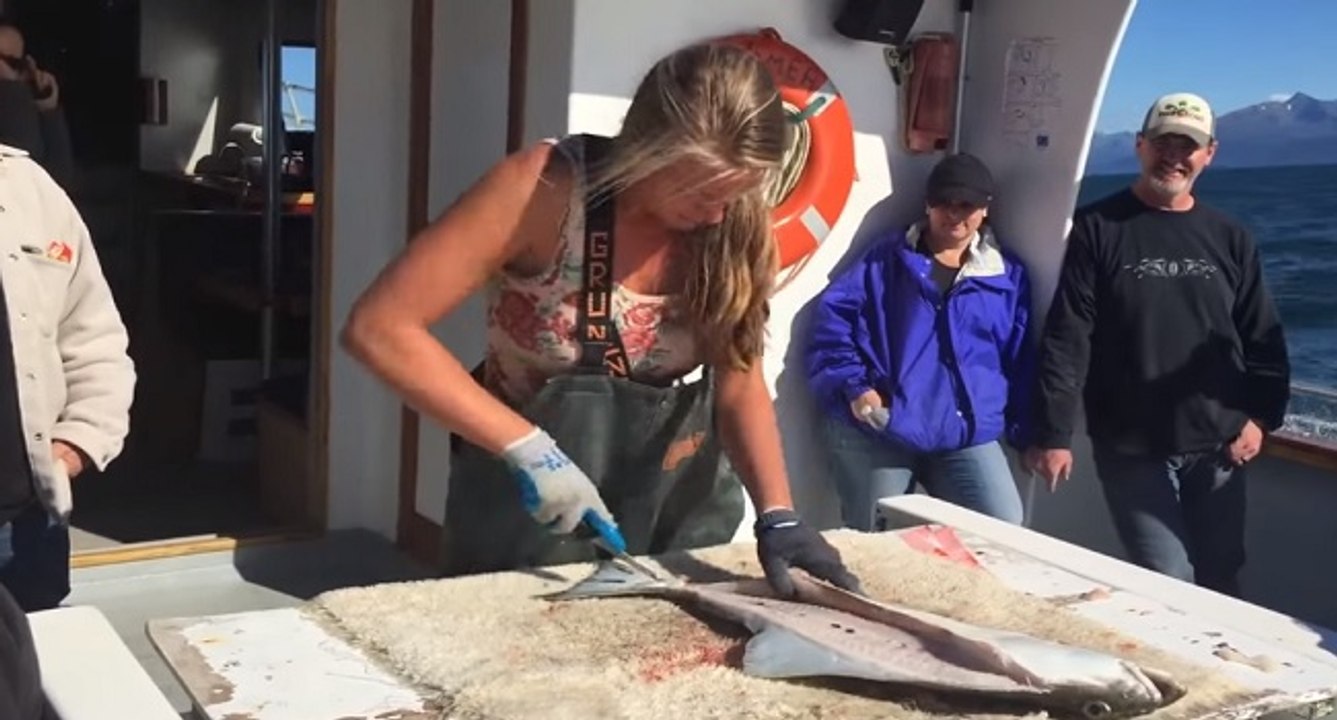 Cette fille prépare un filet de poisson avec beaucoup de facilité