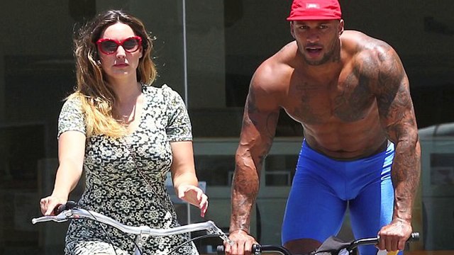 Kelly Brook Hot Upskirt Wardrobe Malfunction In Public
