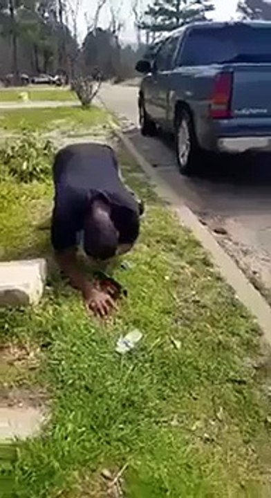 Il essaye de se casser une bouteille sur la tête