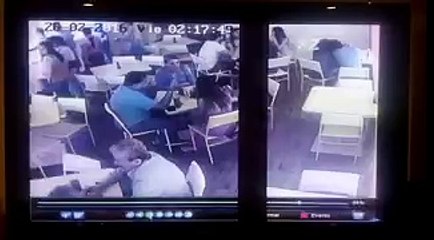Así le robaron la cartera a una mujer en un restaurante y no se dio cuenta