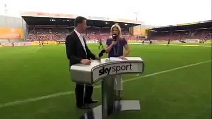 Sky Sports verslaggewer kry getref deur sokker snaaks