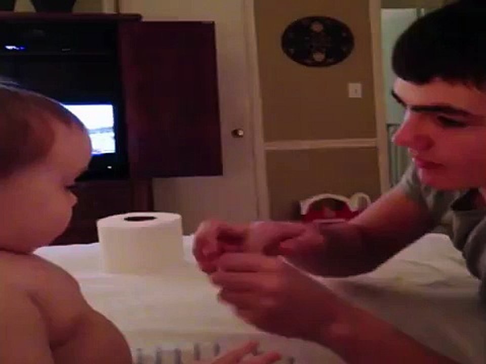 Un bébé piégé par son grand frère a une réaction à mourir de rire !