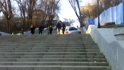 Ce type a sa propre technique pour éviter les bouchons. Elle fonctionne mais je vous la déconseille !