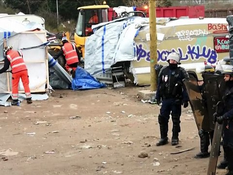 Jungle de Calais: reprise du démantèlement avec des migrants récalcitrants