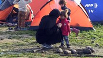 Migrantes varados en Grecia buscan seguir travesía