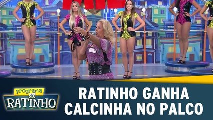 Ratinho ganha calcinha no palco