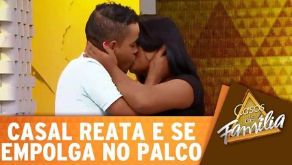 Casal reata namoro e se empolgam no palco