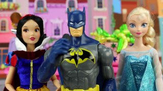 Elsa vs Snow White Princess (w)Rap Battle Hosted by Batman. DisneyToysFan