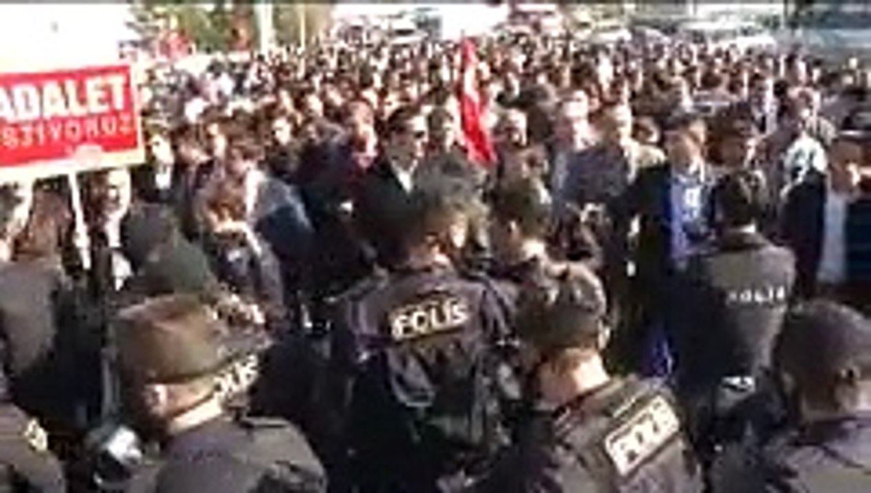 Koza İpek Önünde Toplanan Başörtülü Kadınlarında Bulunduğu Vatandaşlara Biber Gazlı Müdahale