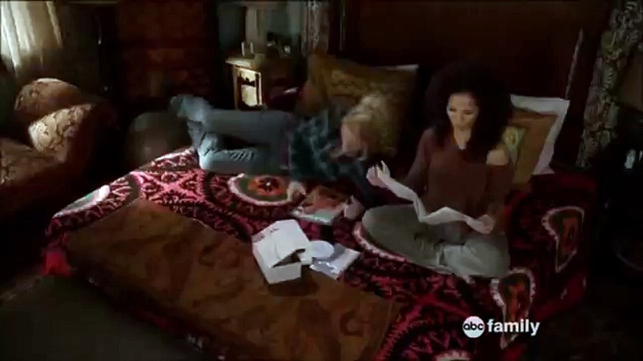 Stef & Lena funny moment 1x19 love Stef in this scene