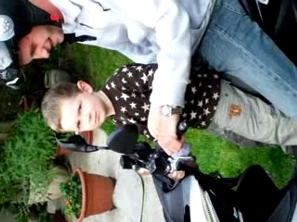 Maxime sur le scoot de tonton Juju