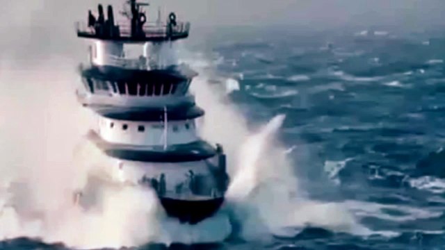 Dev okyanus dalgaları ve gemi-Okyanusta fırtına