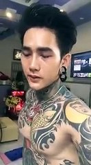 hot boy xăm trổ Hoàng Anh Lê khóc vì antifan chửi me mình là đĩ ngưa già