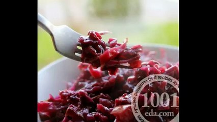 Тушеная белокочанная капуста с яблоками и свеклой