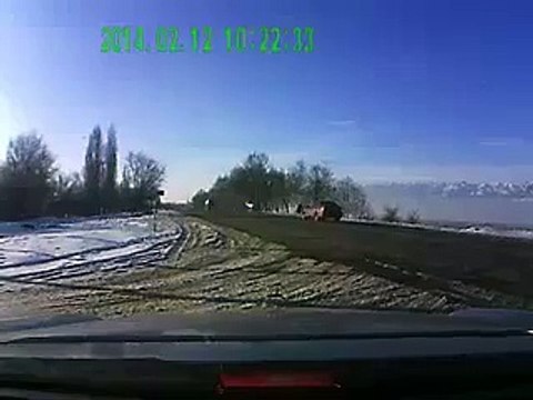 г Кемин Несу мусор прямо за дорогу