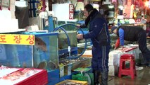 الباعة في اقدم سوق للسمك في سيول يرفضون الانتقال الى مبنى حديث