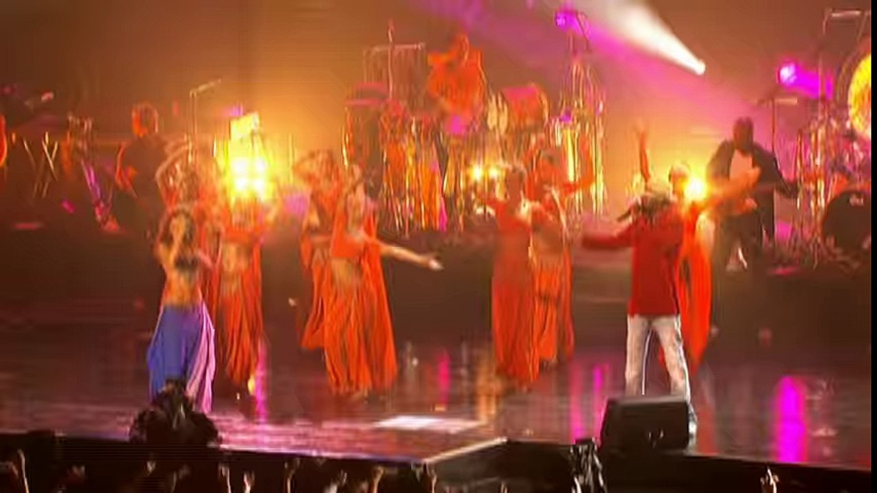 Shakira - Hips Don't Lie (Live) ft. Wyclef Jean