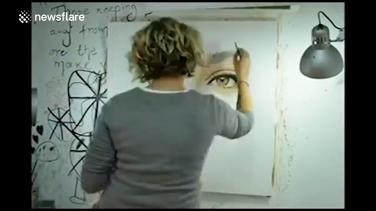 Artist paints astonishingly real portrait with marker pens and oil paints