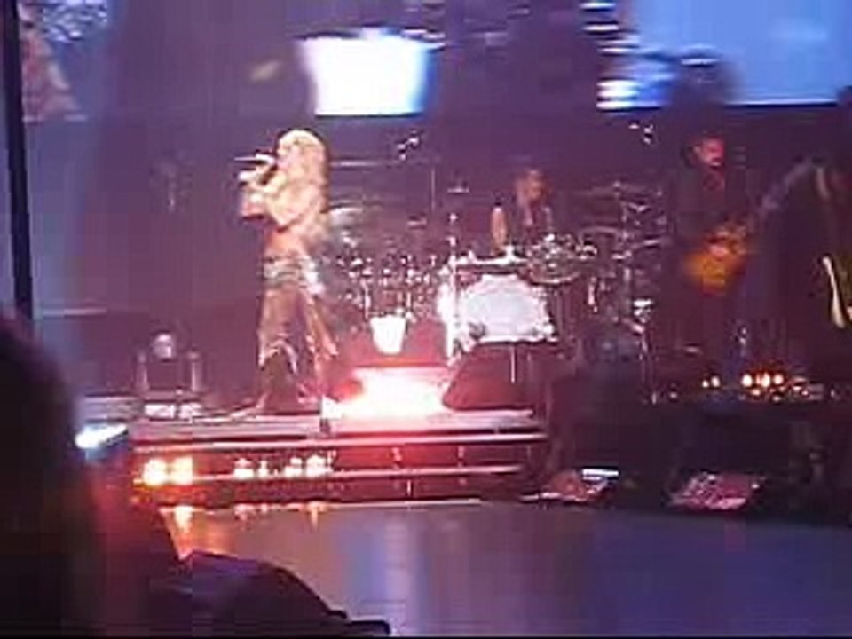 SHAKIRA BELLY DANCING!! BEST VIDEO EVER!!