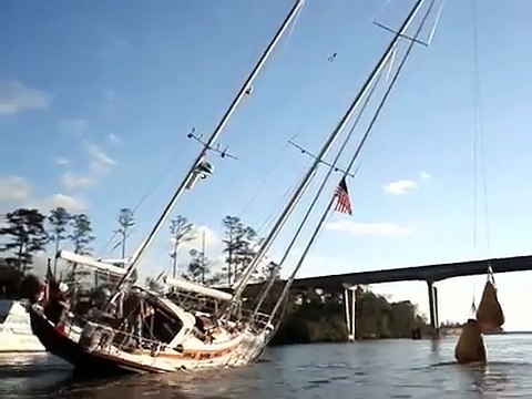 Comment faire passer un voilier de 24 mètres sous un pont de 20 mètres - Technique incroyable