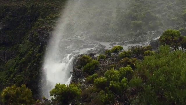 Cette cascade défie les lois de la gravité et s'écoule à l'envers