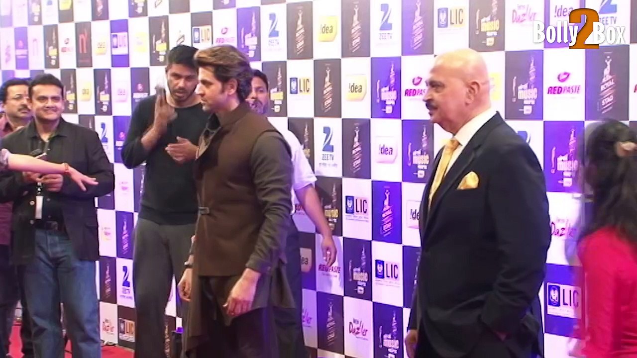 Hrithik Roshan & Rakesh Roshan at Mirchi Music Awards 2016 video
