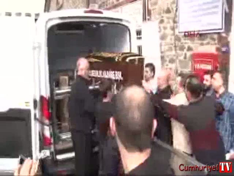 Sezen Aksu annesini son yolculuğuna kendisi hazırladı