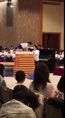 Un enfant en difficulté est encouragé par ses camarades de classe