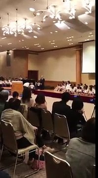 Les encouragements de ses camardes vont permettre à ce petit bout de chou de se dépasser