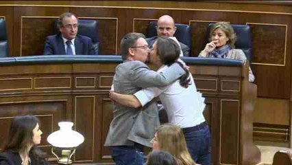 Iglesias y Domènech, abrazo y beso en los labios