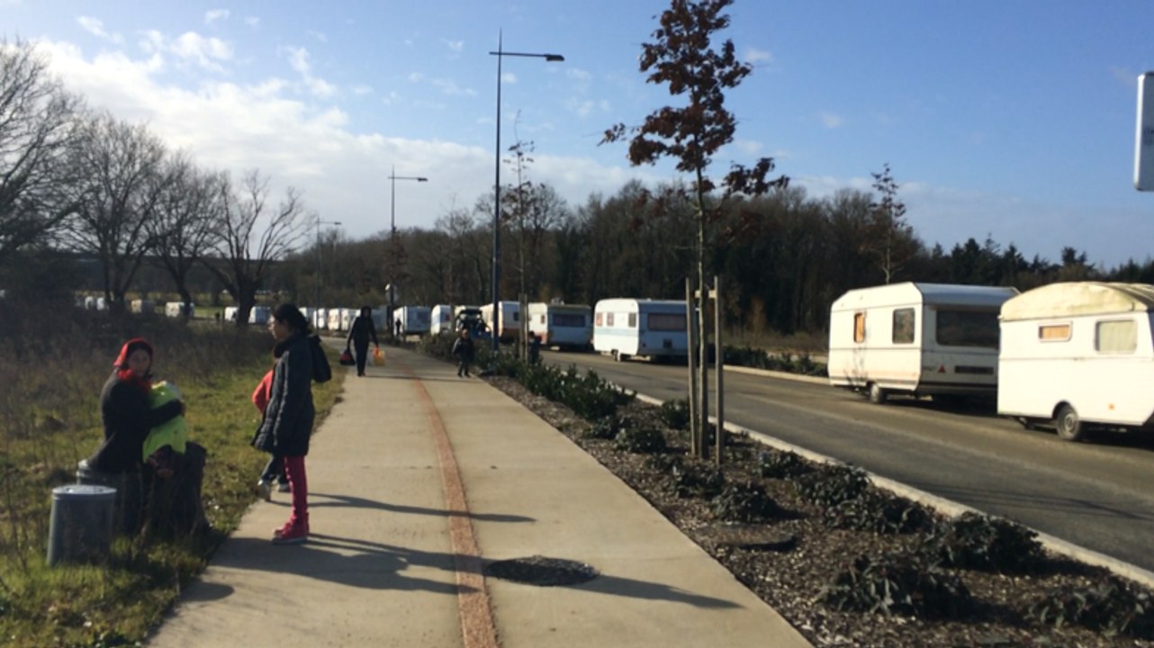 Apres l'évacuation, les Roms stationnent les caravanes à deux pas