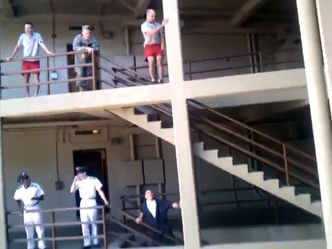 Un soldat saute du 4eme étage sur un tas de matelas... Dingue