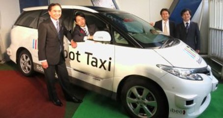 Japonların Yeni İcadı  Robot Taksiler Test Ediliyor