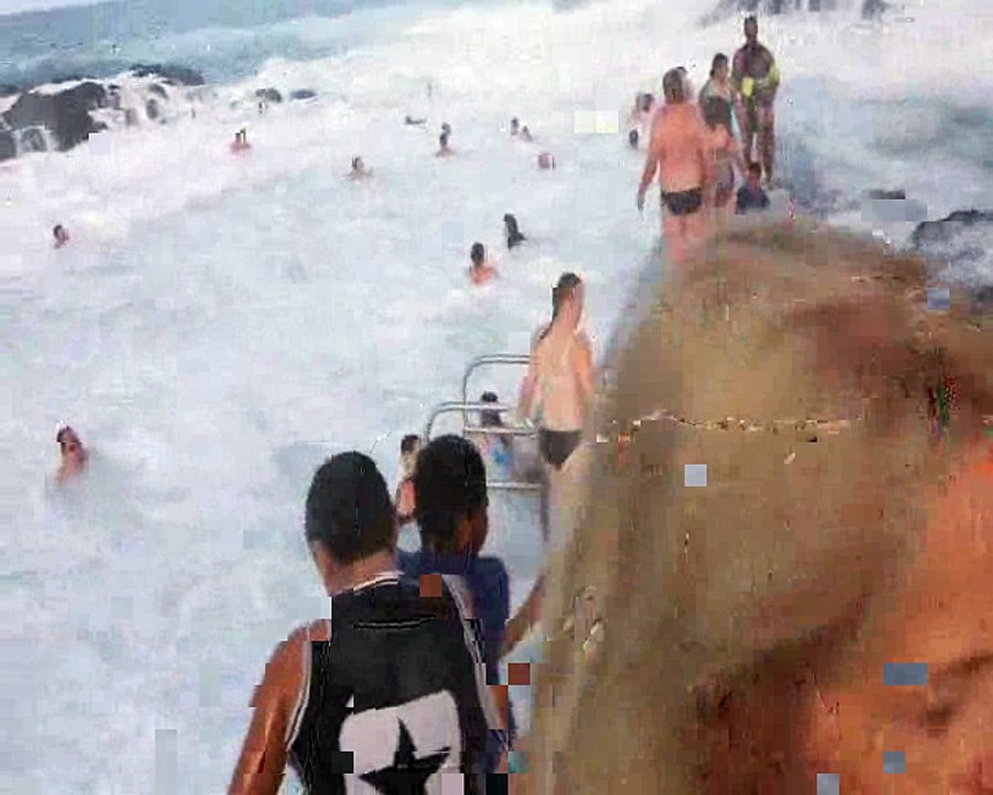 Australie: une vague géante surprend les baigneurs d'une piscine naturelle