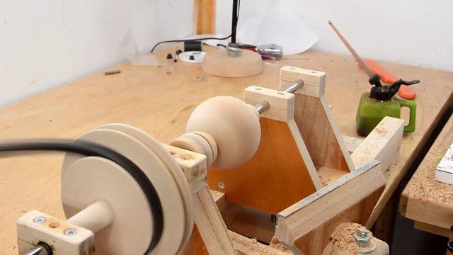 Il crée une boule de bois parfaite à partir d'un bloc rectangulaire !