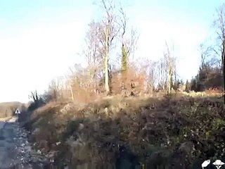 Quand deux soldats traversent une route ...