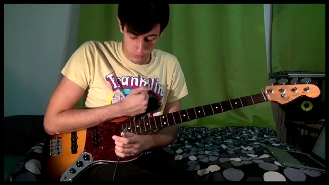 Il joue un solo de basse sans les cordes ! Solo rythmique électro !