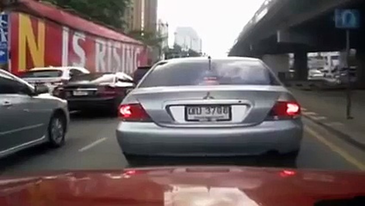 Un scooter se plante lors d'un road rage