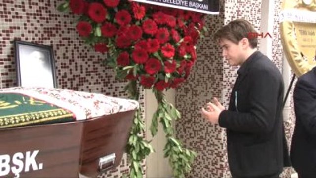 İzmir Ünlü Sanatçı Sezen Aksu, Annesini Son Yolculuğuna Kendisi Hazırladı Ek Anneye Veda