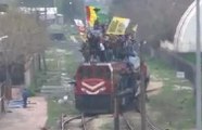 On binler ellerinde bayraklarla, tren üstünde Sur'a gidiyor