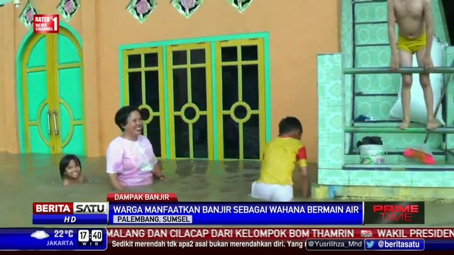 Anak-anak Musi Rawas Bermain Banjir dan Berenang