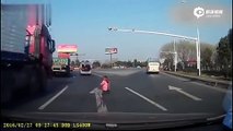 Porta-malas de carro abre, criança cai no meio da rua e avô vai embora sem o neto; veja vídeo