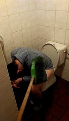 Cet homme est tellement saoul qu'il s'endort aux toilettes