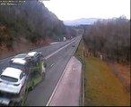 Aksident i frikshëm në Slloveni, ja si përmbyset kamioni në mes të autostradës