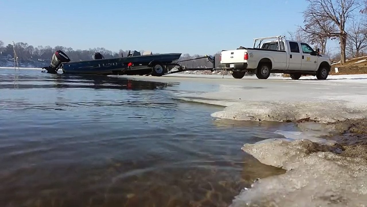 Launching a Boat On The Ice Fail - Video - KillSomeTime.com