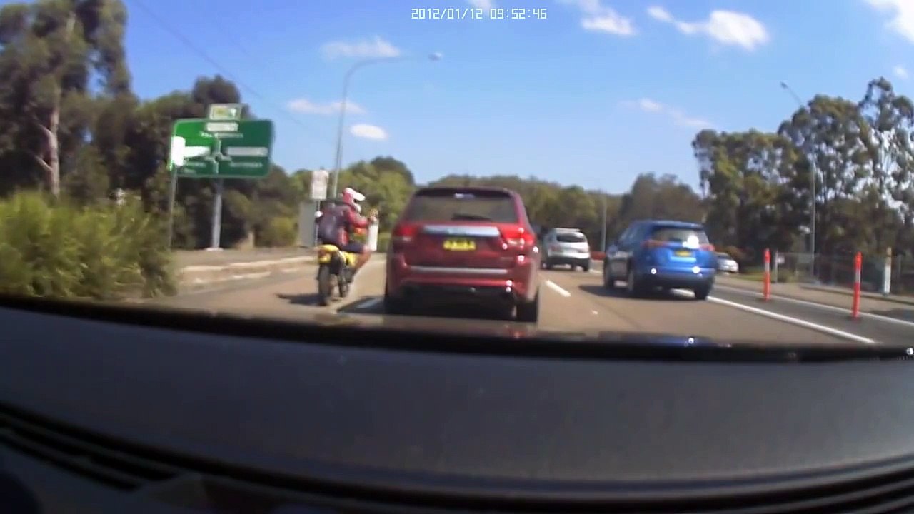Road Rage quand un motard énervé veut s'expliquer avec le conducteur !!