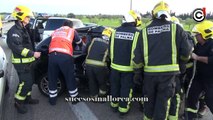 Los bomberos rescatan una joven atrapada en una aparatoso accidente accidente de tráfico