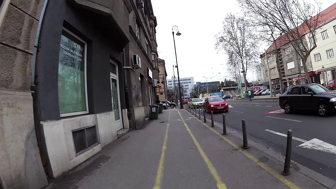 2016-03-02 automobili blokiraju prolaz