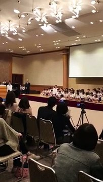 Solidarité entre élèves : un enfant en difficulté réconforté par ses camarades en Chine