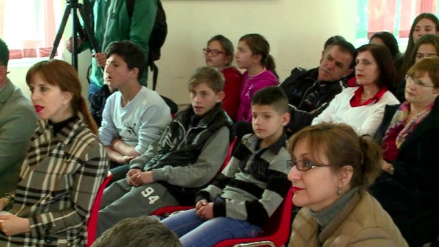 Arsim profesional edhe për fëmijët që nuk dëgjojnë - Top Channel Albania - News - Lajme